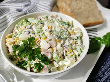 Sałatka z brokułem i szynką.