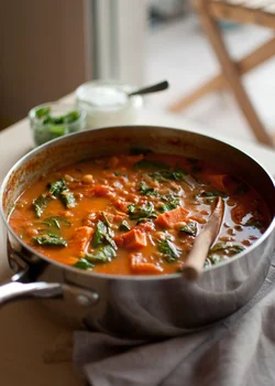 curry z batata, pomidorów, szpinaku i ciecierzycy, czyli idealny przepis na jesień!