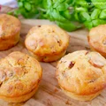 Jogurtowe muffinki z parówką i cebulką
