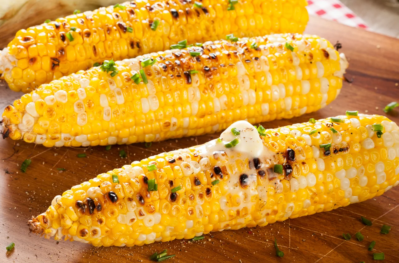 Młoda kukurydza na grilla – z masłem czosnkowym czy miodowo-limonkowym? Przetestuj ten hit sezonu