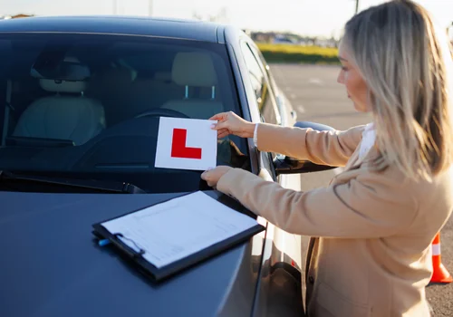 Koniec z egzaminem na placu manewrowym? W 2026 roku testy na prawo jazdy mają przejść rewolucję