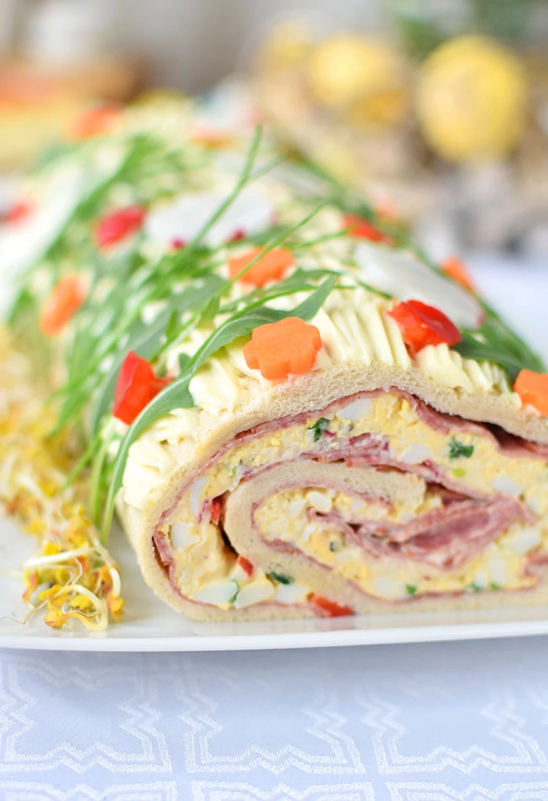Rolada kanapkowa z pastą jajeczną i salami