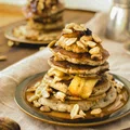 Pancakes z karmelizowanymi bananami i masłem orzechowym (wegańskie, bez glutenu, bez cukru)
