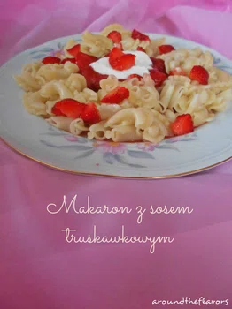 Makaron z sosem truskawkowym
