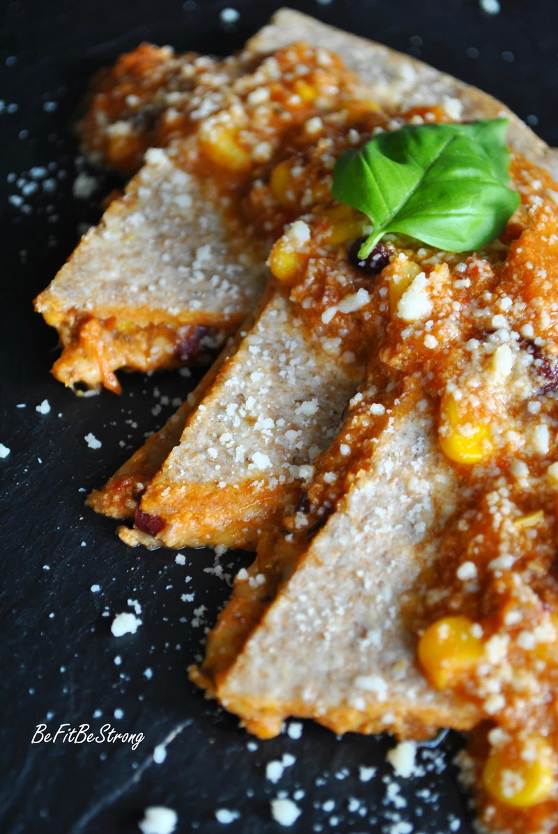 Quesadillas z chili con carne i ciągnącym się serem