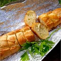 Grillowana bagietka z masełkiem czosnkowym
