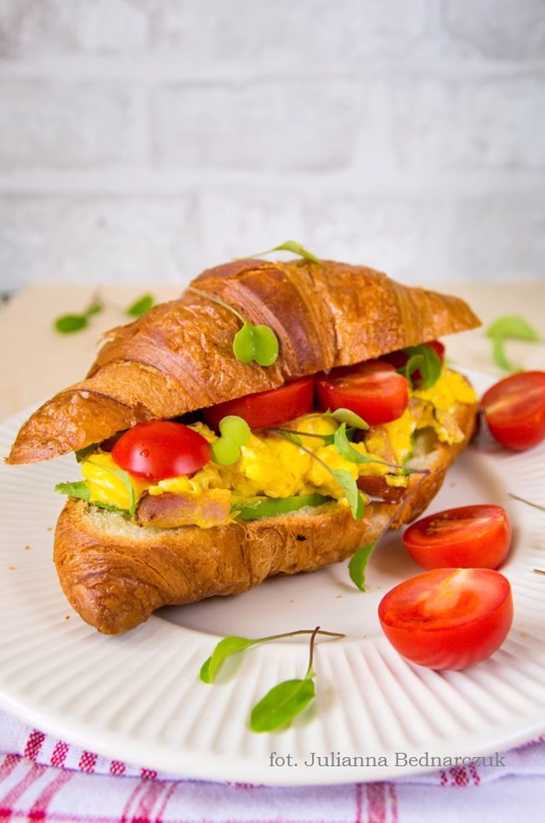 Croissant z jajecznicą i pomidorami