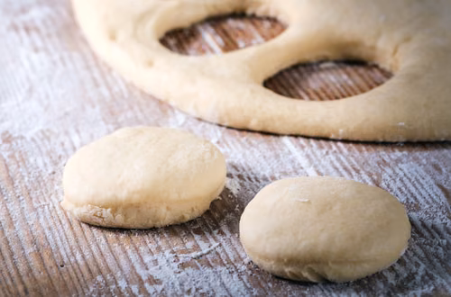 Zamiast zwykłej mąki – użyj tej, a ciasto lepiej wchłonie powietrze!