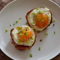 Jajka zapiekane w formie na muffiny