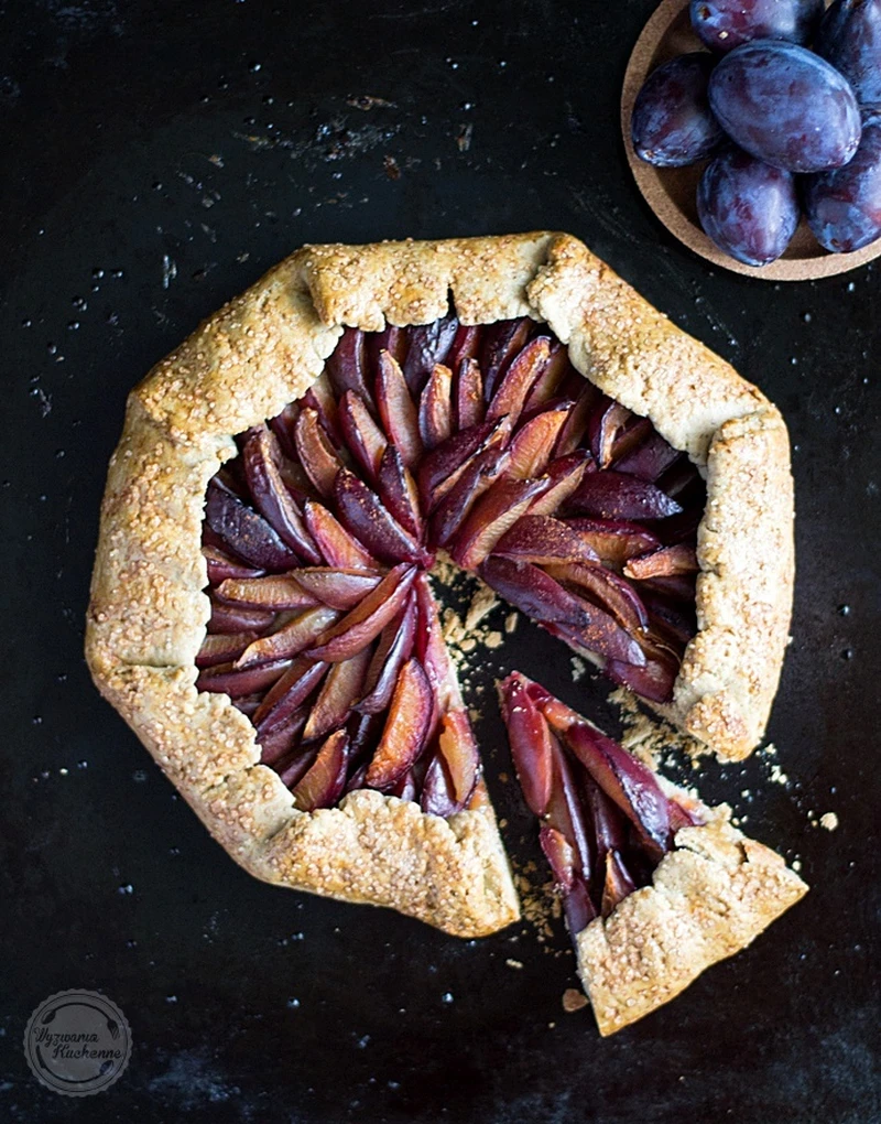 Orkiszowa galette ze śliwkami