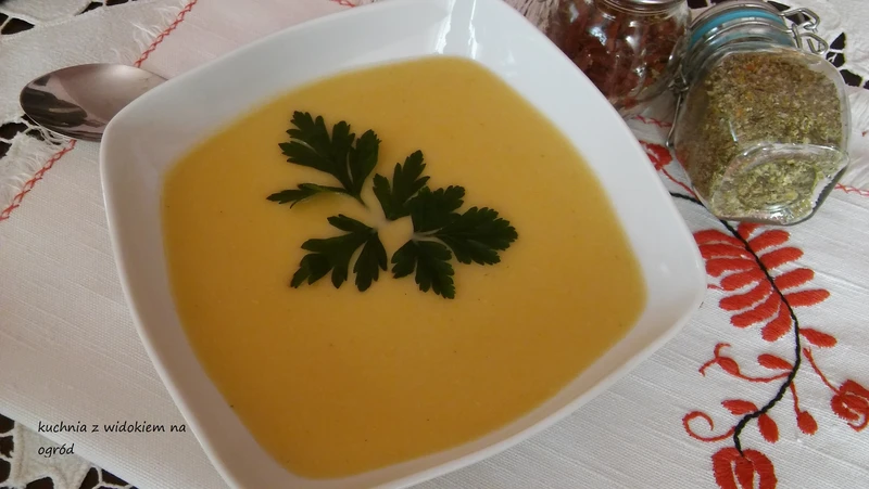 Zupa krem z cukinii. Smaczna, szybka, pożywna.