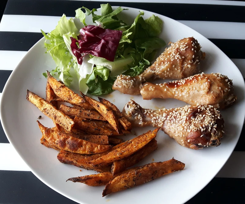 Pieczone podudzia z kurczaka z miodem i sezamem +frytki z batatów
