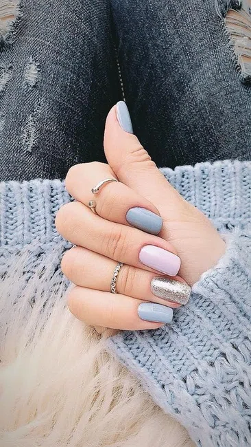Stonowane kolory paznokci