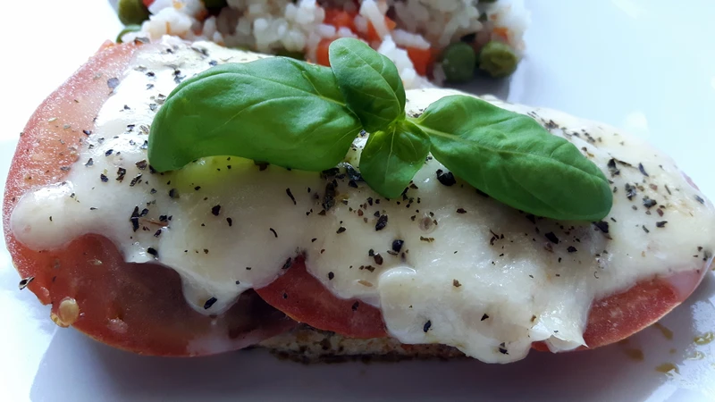 KURCZAK Z PESTO, POMIDORAMI I MOZZARELLĄ