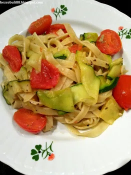 Tagliatelle z cukinią i pomidorkami