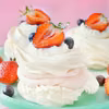 Mini pavlova z kremem mascarpone i truskawkami