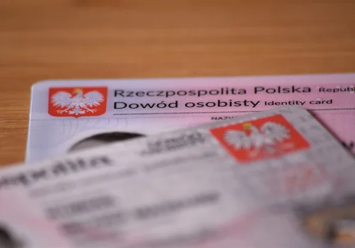 Rewolucyjna zmiana w całej UE! Plastikowe dokumenty mogą odejść do historii!