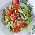 Makaron ze szparagami, grillowanymi pomidorkami,oliwą cytrynowo-tymiankową i orzechowym "parmezanem"