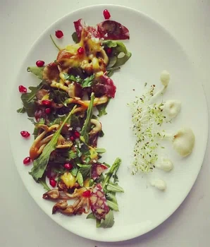 Sałatka z cytrynowymi boczniakami i orzechowym salami