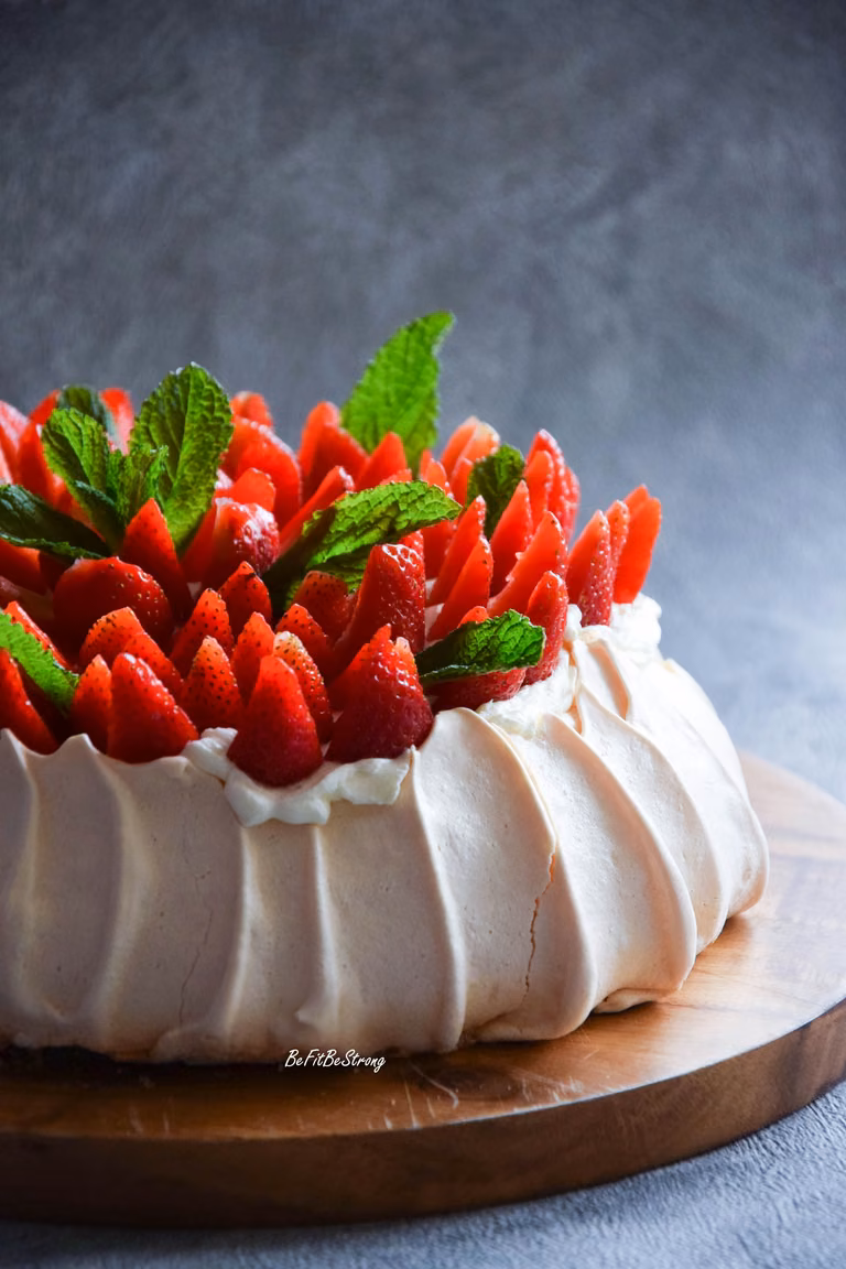 Beza Pavlova - tort bezowy z truskawkami