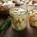 Jak przygotować nalewkę czosnkową? Wzmacnia odporność i wspomaga odchudzanie