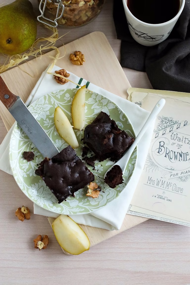 Brownies bez mąki z gruszkami i orzechami