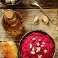 HUMMUS Z BURAKIEM I KOZIM SEREM