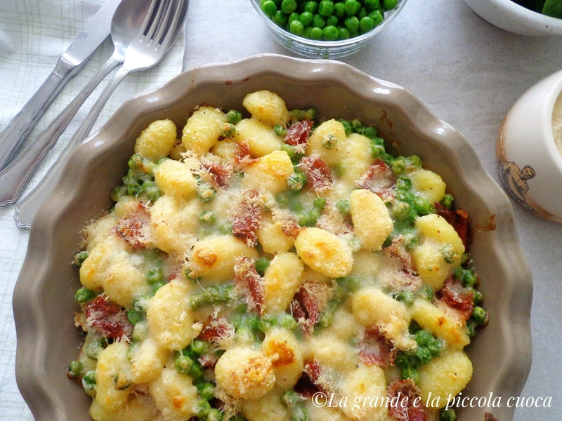 Gnocchi zapiekane z groszkiem, szynką speck i beszamelem