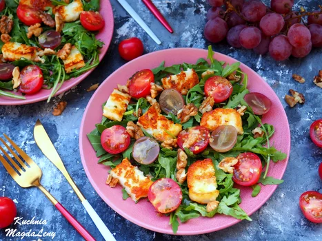 Sałatka z serem halloumi i winogronami