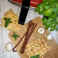 Wytrawne gofry z kabanosami, pieczarką i serem