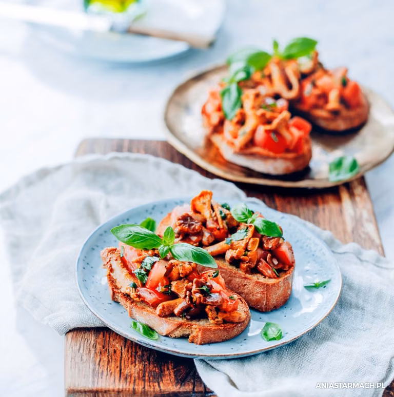 Bruschetta z kurkami i pomidorami