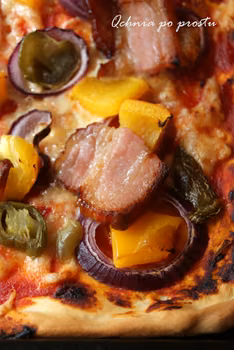 Pizza z wędzonym boczkiem na cienkim spodzie