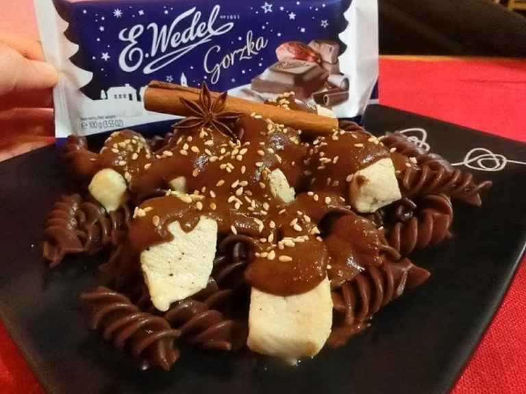 Kurczak z czekoladowym sosem mole poblano