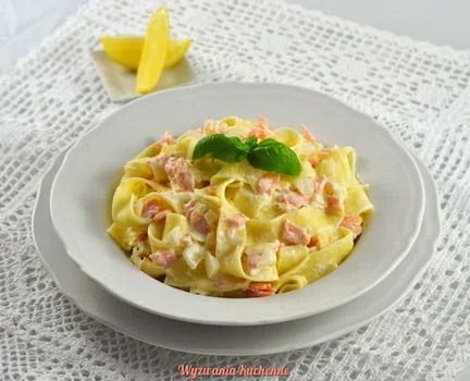 Pappardelle z wędzonym łososiem