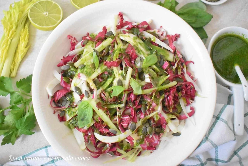 Surówka z fenkułem, radicchio i selerem
