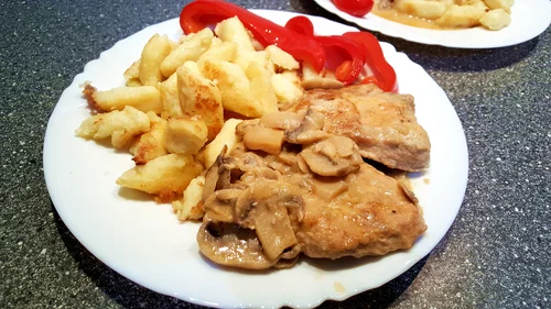 Schab w sosie pieczarkowym z kopytkami