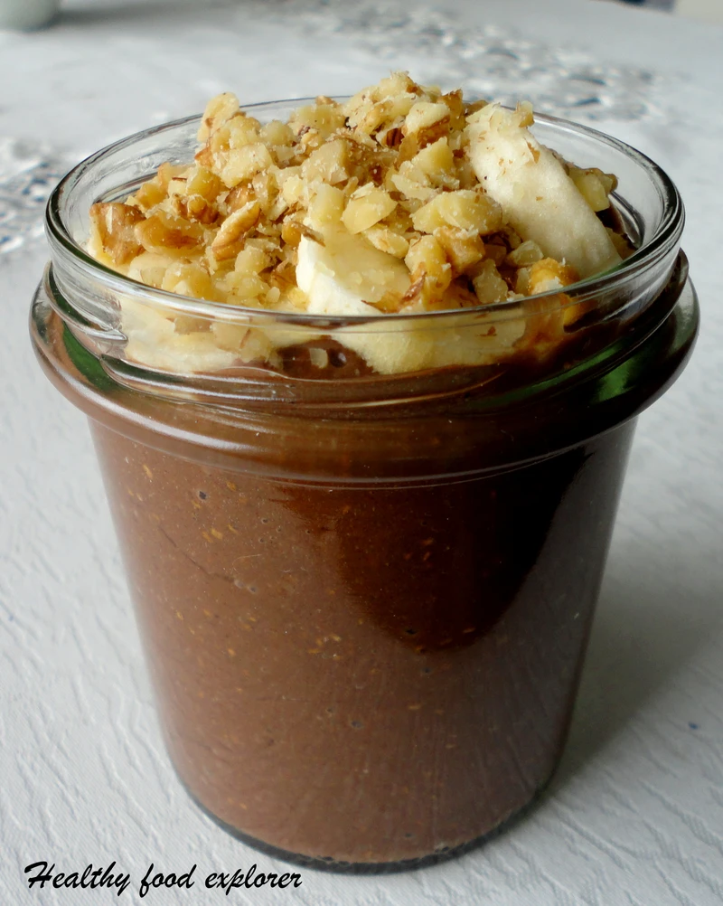 Czekoladowy pudding chia z bananem i orzechami włoskimi