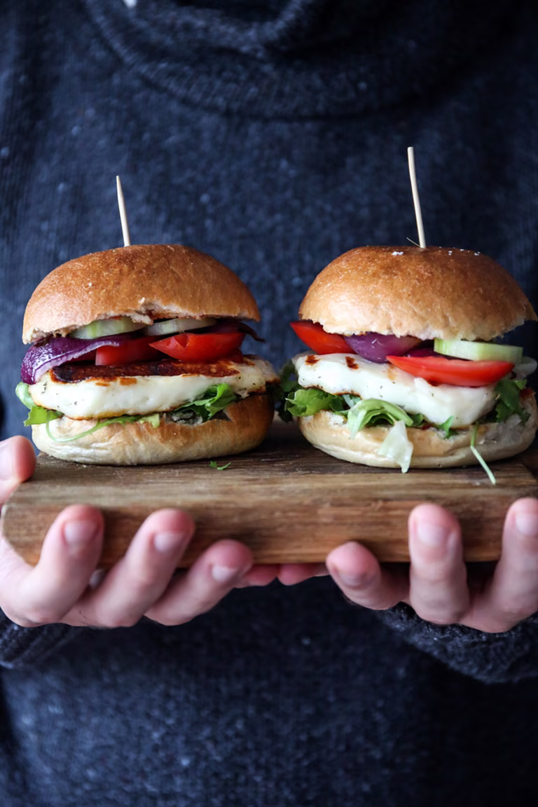 Burgery z grillowanym serem halloumi