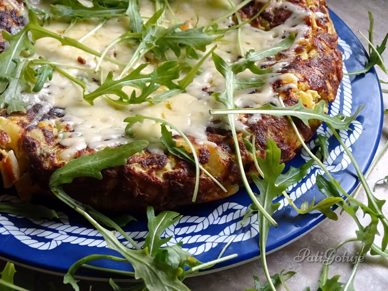 Klasyczna hiszpańska tortilla z ziemniakami i brokułem