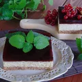 Sernik z bobem oraz bananami na spodzie z granulowanych otrębów o smaku żurawiny.