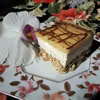 Ciasto na życie preparowanym z bitą śmietaną, mascarpone i advocatową polewą