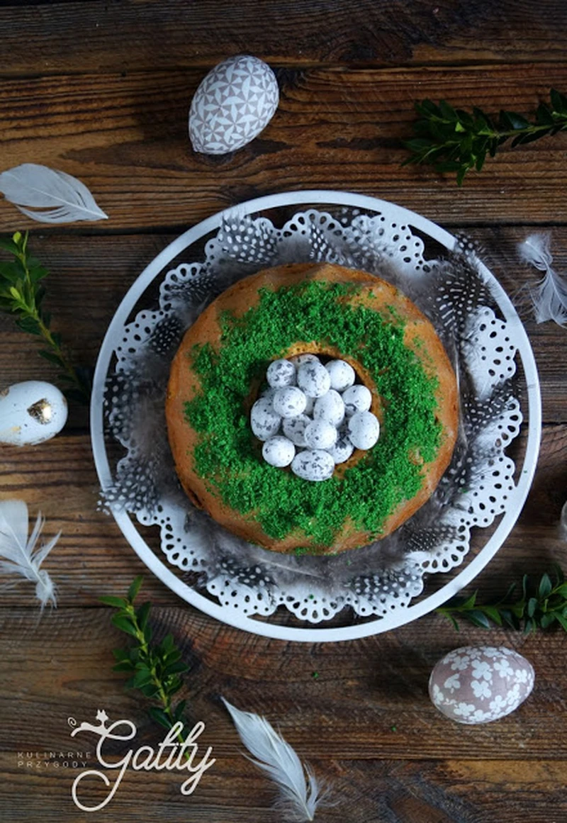 Cytrynowa babka z kolorową posypką