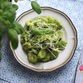 GNOCCHCI Z PESTO Z RUKOLI I NATKI PIETRUSZKI