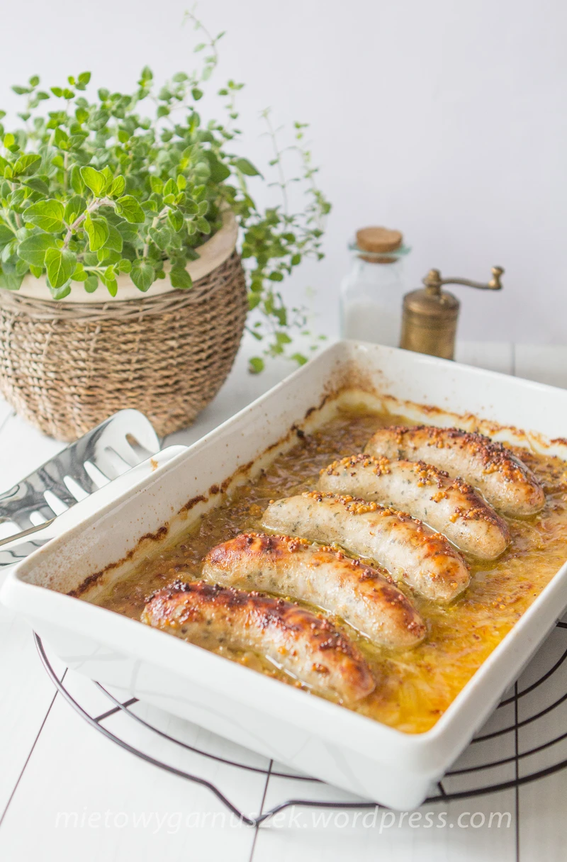 Biała kiełbasa z miodem i musztardą zapiekana w piwie