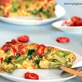 Frittata  ze szparagami, pomidorem i szpinakiem.