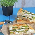 Pizza ze szparagami na śmietanowym sosie z francuskim serem kozim, migdałami i tymiankiem