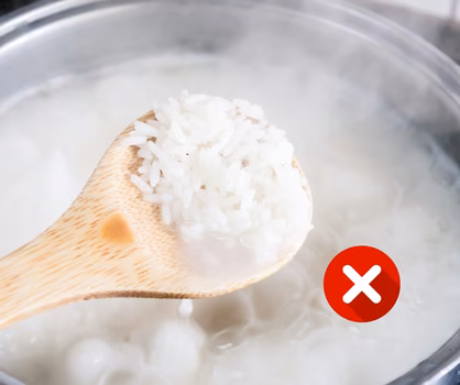 Nie wylewaj wody po ugotowanym ryżu! Sprawdź do czego się przyda!