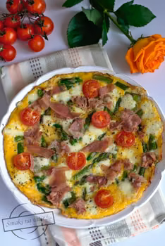 Omlet ze szparagami, mozzarellą i szynką parmeńską