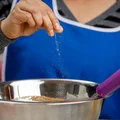 O co chodzi z tą “szczyptą soli” do ciast?! Co ona takiego sprawia?