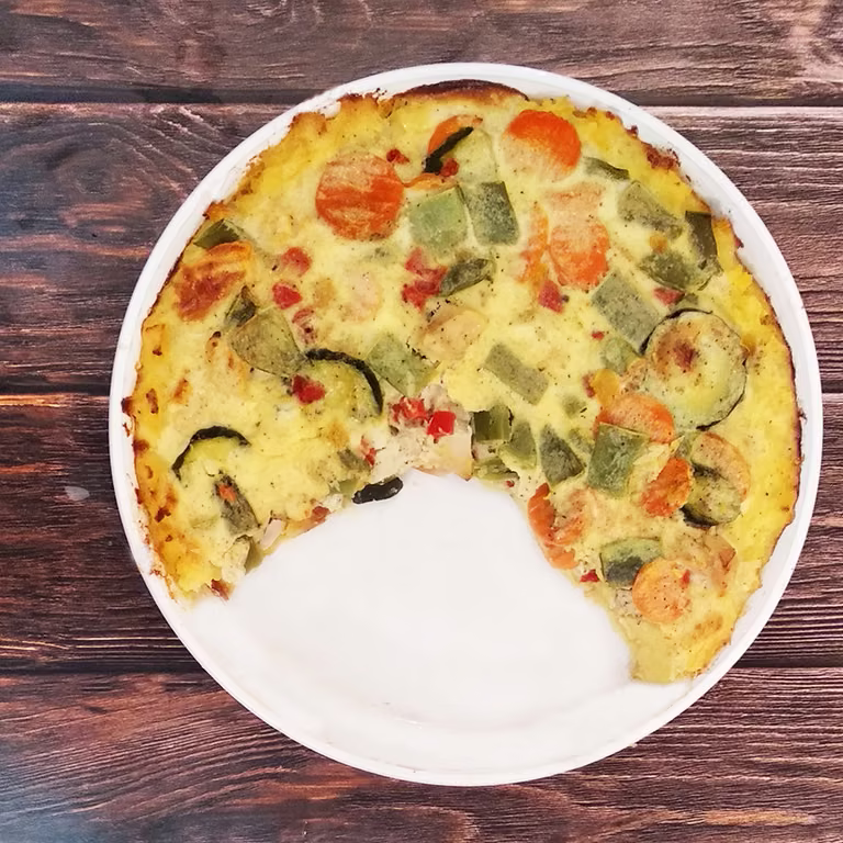 Dietetyczna tarta warzywna z kurczakiem na ziemniakach